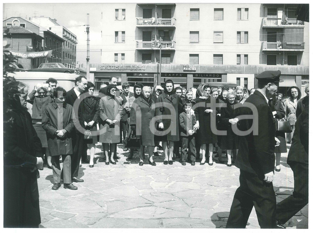 Fotografia d epoca originale 1960 ca COSTUME MILANO Viale Espinasse ang. via Pantelleria  Funerali Foto 3 1