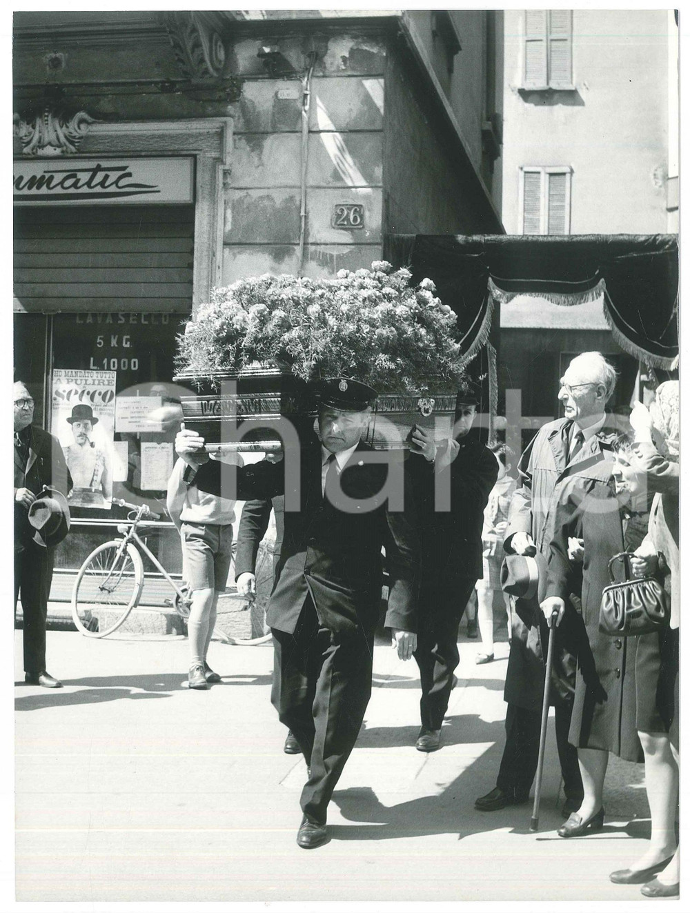 Fotografia d epoca originale 1960 ca COSTUME MILANO Via Casella 26  Funerali  Foto 18x24 cm 4 1