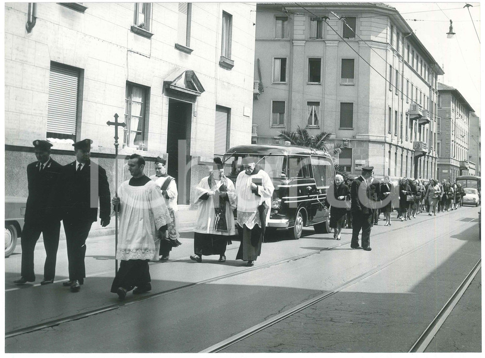 Fotografia d epoca originale 1960 ca COSTUME MILANO Viale Espinasse ang. via Mola  Funerali  Foto 24x18 1