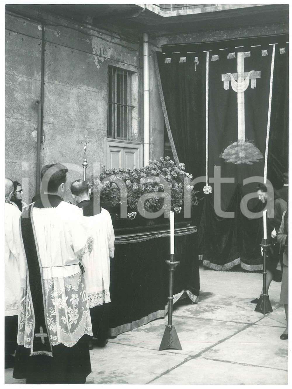 Fotografia d epoca originale 1960 ca COSTUME MILANO Cortile via Casella 26  Funerali  Foto 18x24 cm 5 1