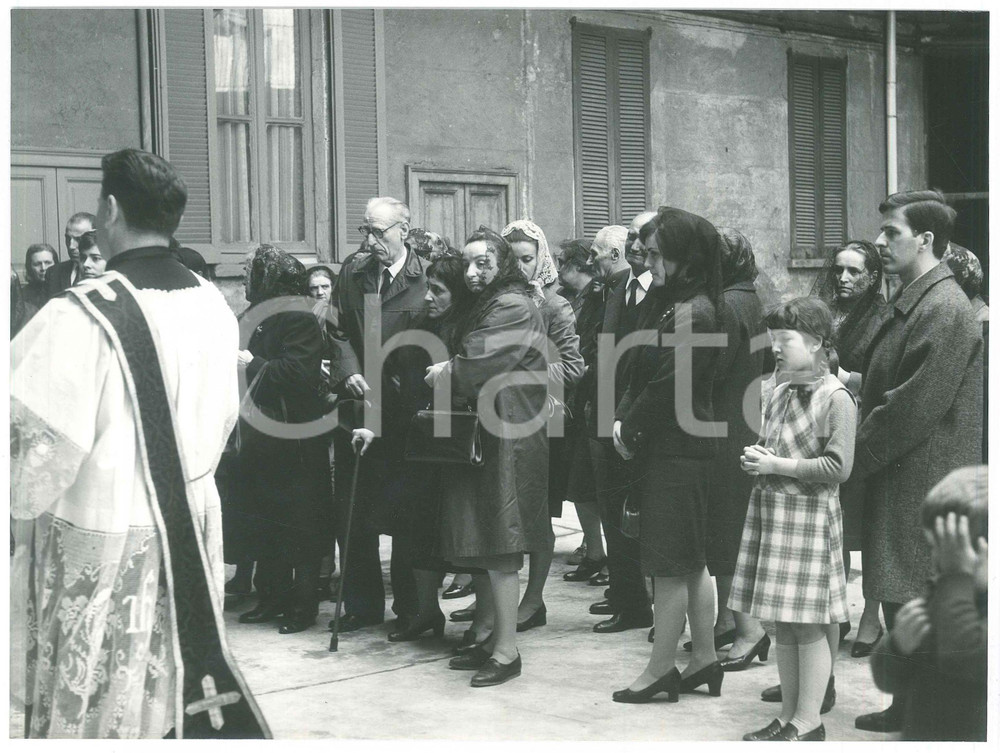 1960 ca COSTUME MILANO Cortile via Casella 26 - Funerali - Foto 24x18 cm (7)