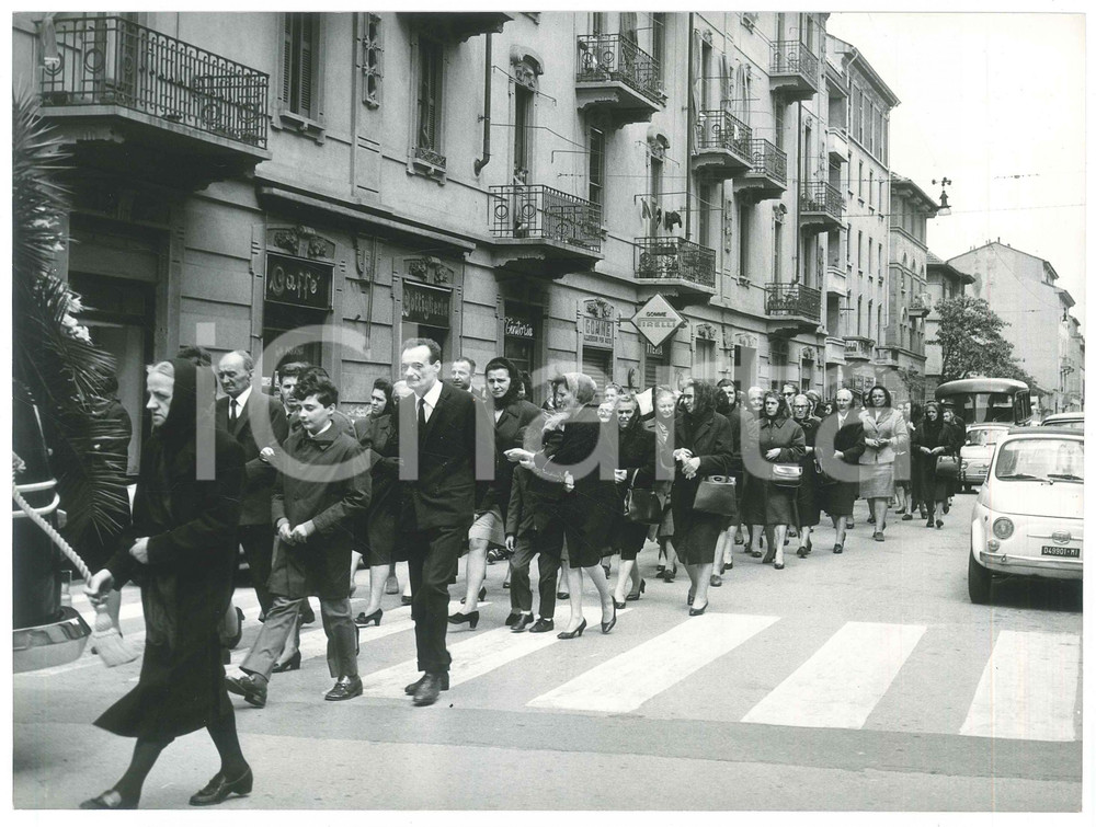Fotografia d epoca originale 1960 ca COSTUME MILANO Via Casella 26  Funerali  Foto 24x18 cm 4 1