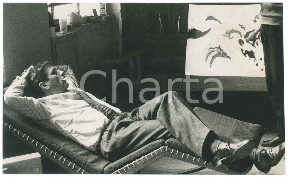Fotografia d epoca originale 1965 ca MILANO Enrico BAJ sdraiato nel suo studio  Foto CISVENTI 25x15 1