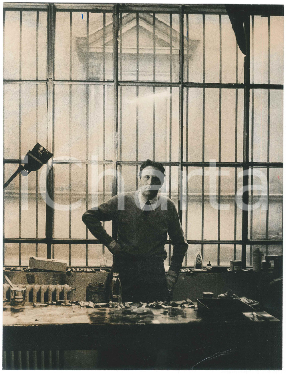 Fotografia d epoca originale 1965 ca MILANO Enrico BAJ nel suo studio  Ritratto  Foto CISVENTI 22x29 cm 1