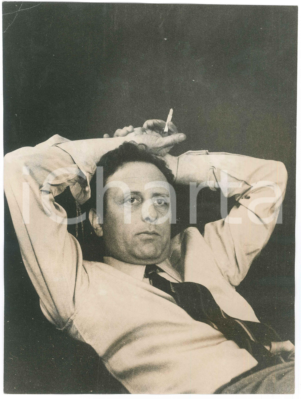 Fotografia d epoca originale 1965 ca MILANO Enrico BAJ fuma nel suo studio  Ritratto  Foto CISVENTI 22x29 1