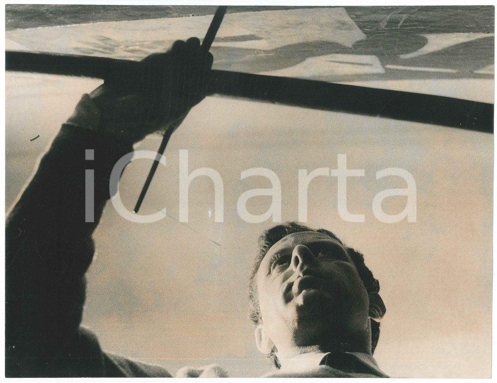 Fotografia d epoca originale 1965 ca MILANO Enrico BAJ al lavoro nel suo studio Foto CISVENTI 29x22 cm 1