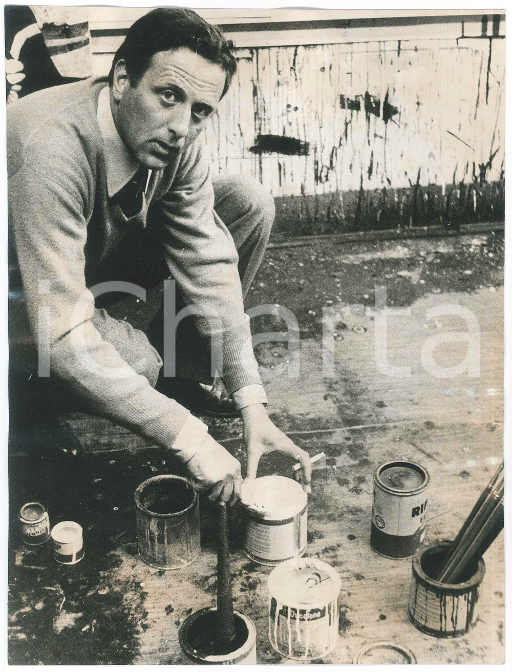 Fotografia d epoca originale 1965 ca MILANO Enrico BAJ al lavoro nel suo studio 2 Foto CISVENTI 22x29 cm 1