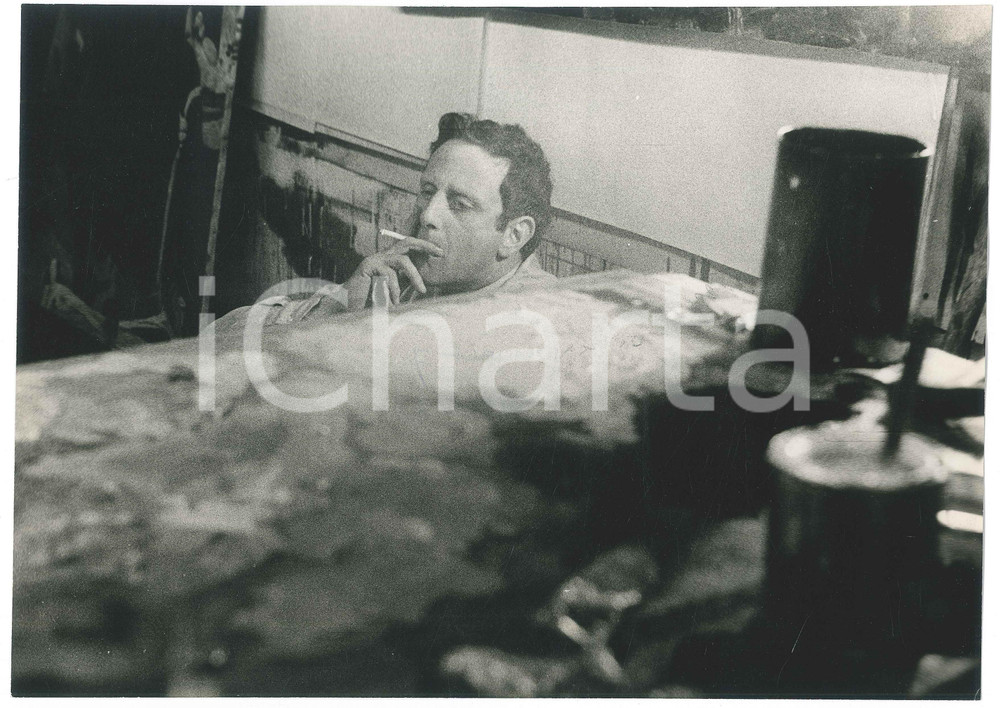 Fotografia d epoca originale 1965 ca MILANO Enrico BAJ fuma nel suo studio Foto CISVENTI 29x21 cm 1