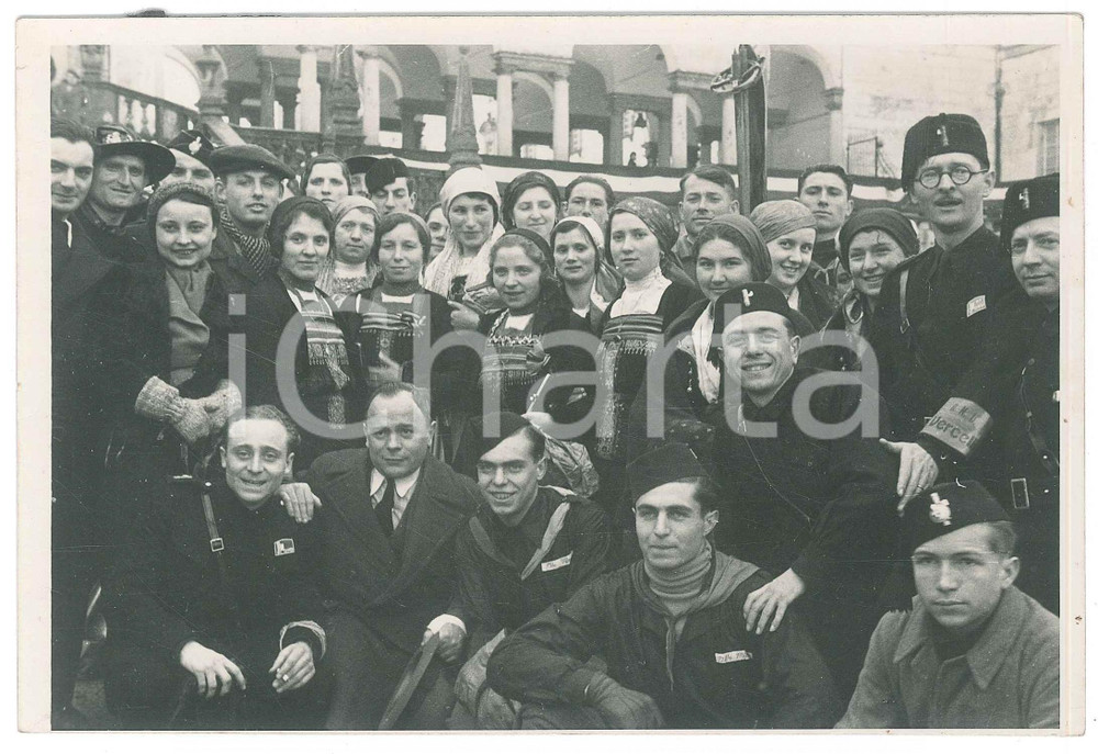 Fotografia d epoca originale 1930 ca FASCISMO Gruppo OND VERCELLI con donne in costume folkloristico Foto 1