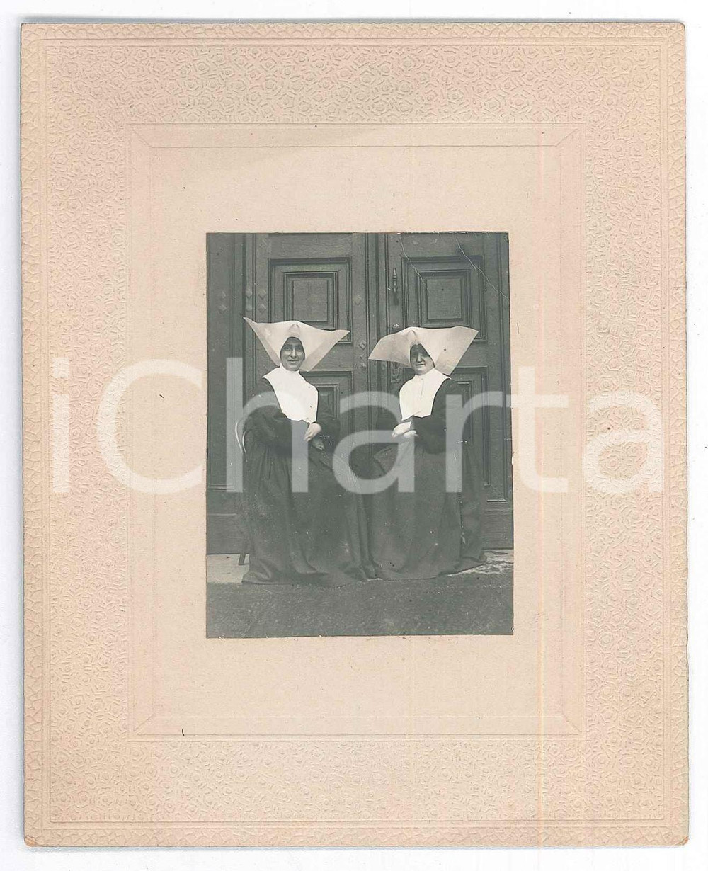 Fotografia d epoca originale 1910 ca COSTUME ITALIA Due suore sulla porta Fotografia anonima 10x13 cm 1