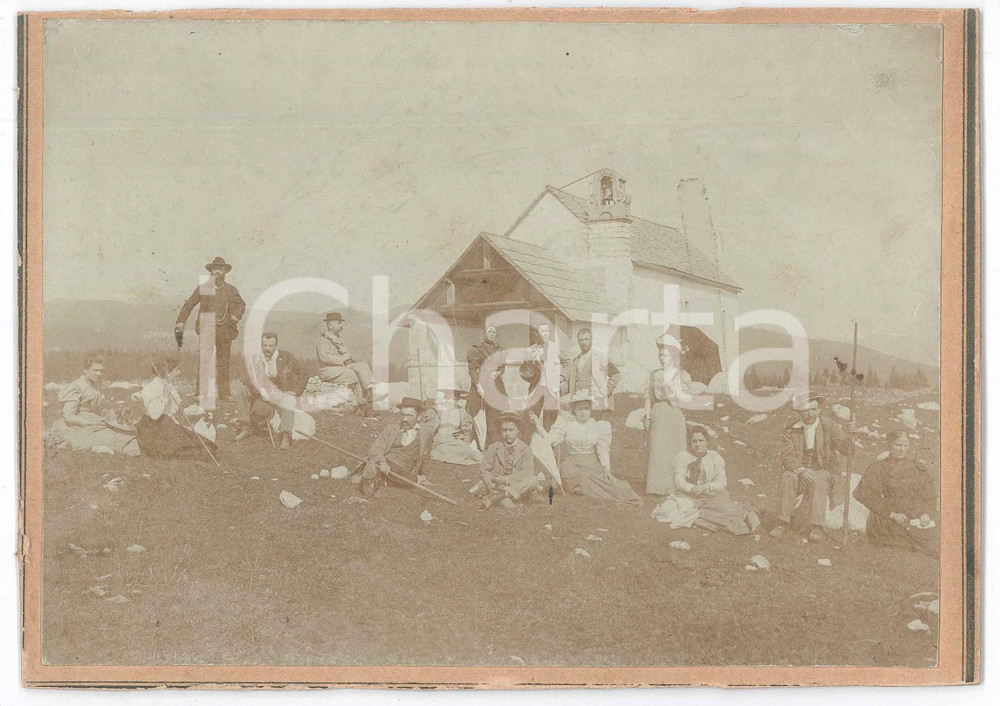 Fotografia d epoca originale 1900 ca COSTUME Gruppo di escursionisti presso una chiesa Foto anonima 18x13 cm 1