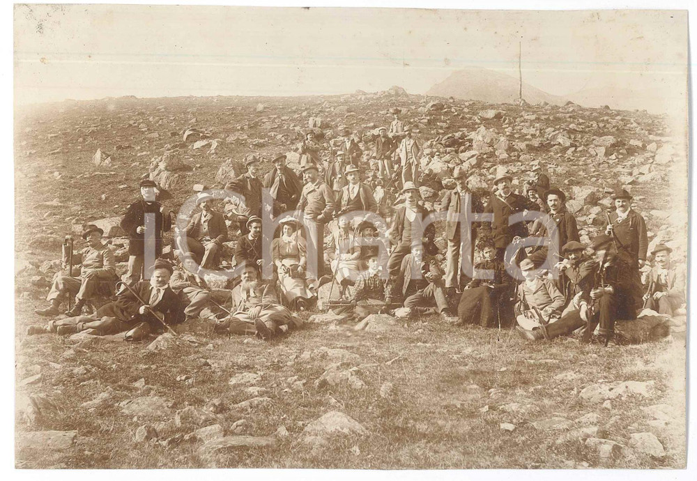Fotografia d epoca originale 1900 ca COSTUME ITALIA Gruppo di escursionisti in montagna Foto anonima 17x12 1