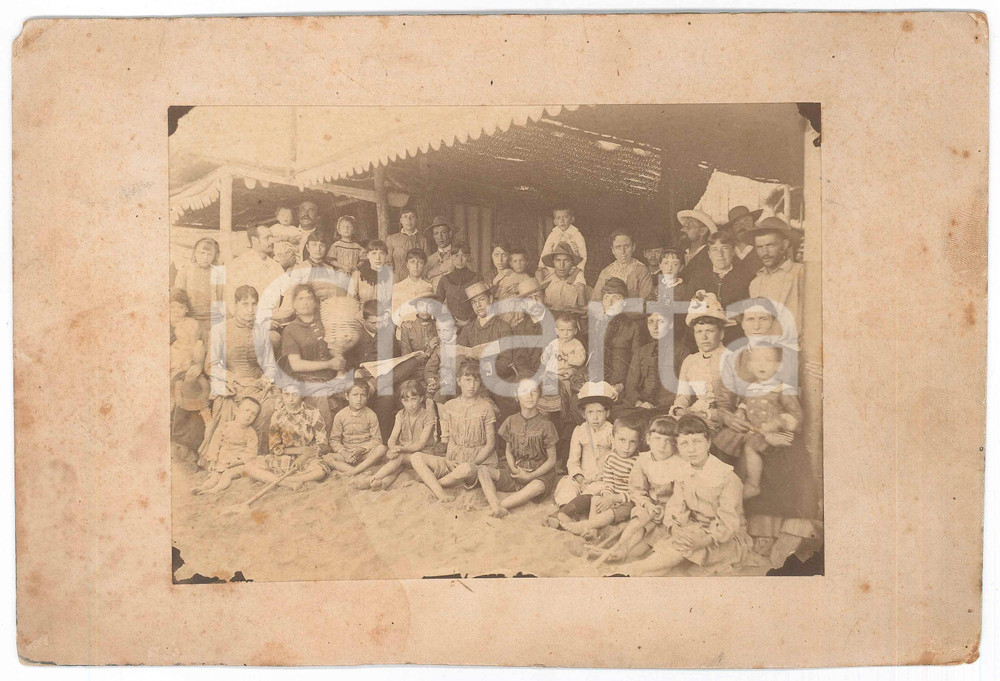 Fotografia d epoca originale 1900 ca LIGURIA ? Stabilimento balneare  Foto di gruppo sulla spiaggia 26x17 1