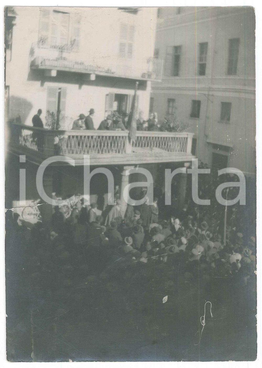 Fotografia d epoca originale 1910 ca PINEROLO Piazza VERDI  Discorso al balcone  Folla  Foto 12x16 cm 1