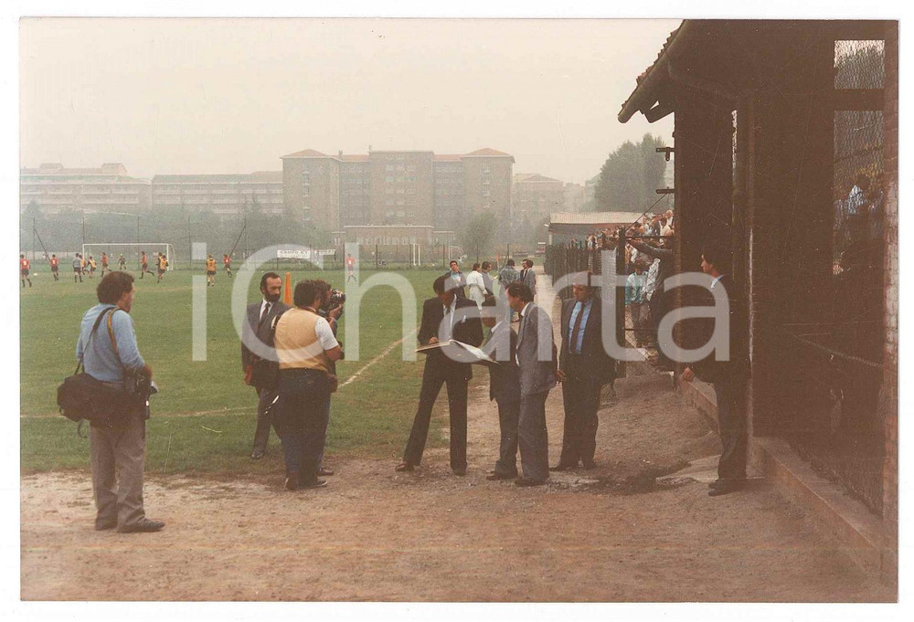 Fotografia d epoca originale 1986 TORINO  CAMPO COMBI Edoardo AGNELLI firma album ricordo a Ugo SCUDERI Foto 1
