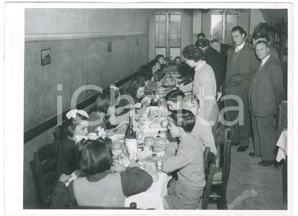 Fotografia d epoca originale 1950 ca CORTEMAGGIORE PC Scolaresca a pranzo  Foto MAINARDI 18x13 1