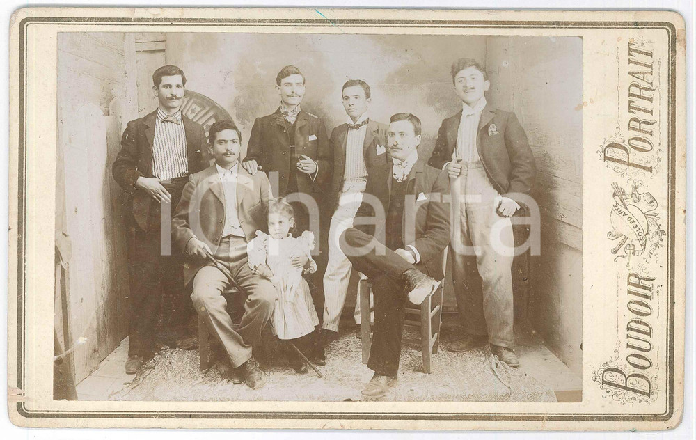 1910 ca COSTUME Gruppo di uomini con bambina e bambola *Fotografia 22x14 cm