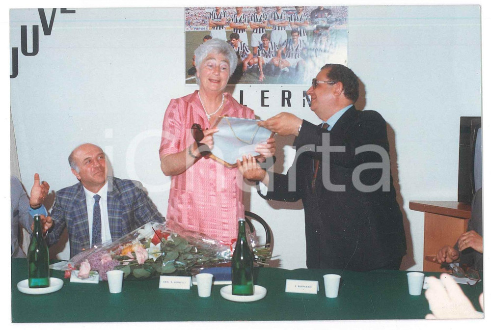 Fotografia d epoca originale 1985 ca SALERNO  JUVENTUS CLUB Susanna AGNELLI riceve gagliardetto  Foto 15x10 1