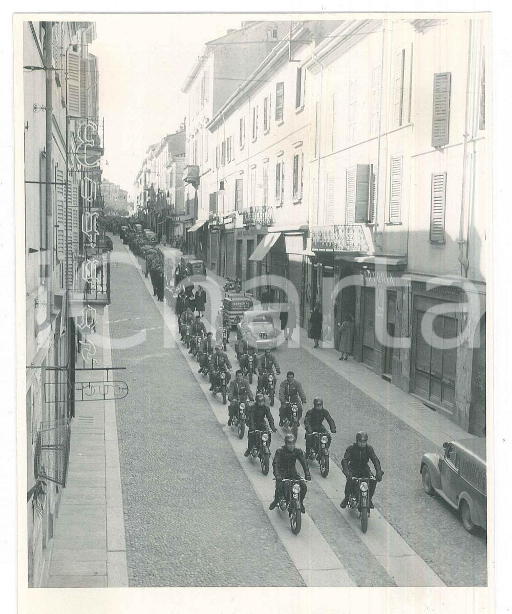 Fotografia d epoca originale 1950 ca STRADELLA PV Corso XXVI Aprile  Corteo funebre  Motociclisti Foto 1