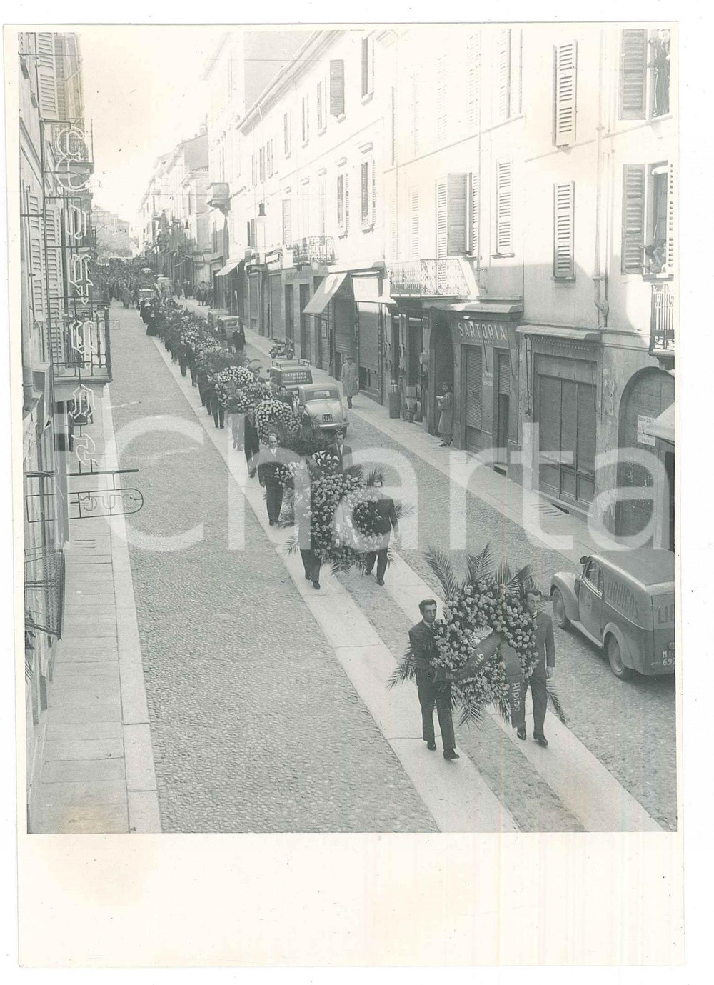Fotografia d epoca originale 1950 ca STRADELLA PV Corso XXVI Aprile  Corteo funebre 1 Foto 12x17 cm 1