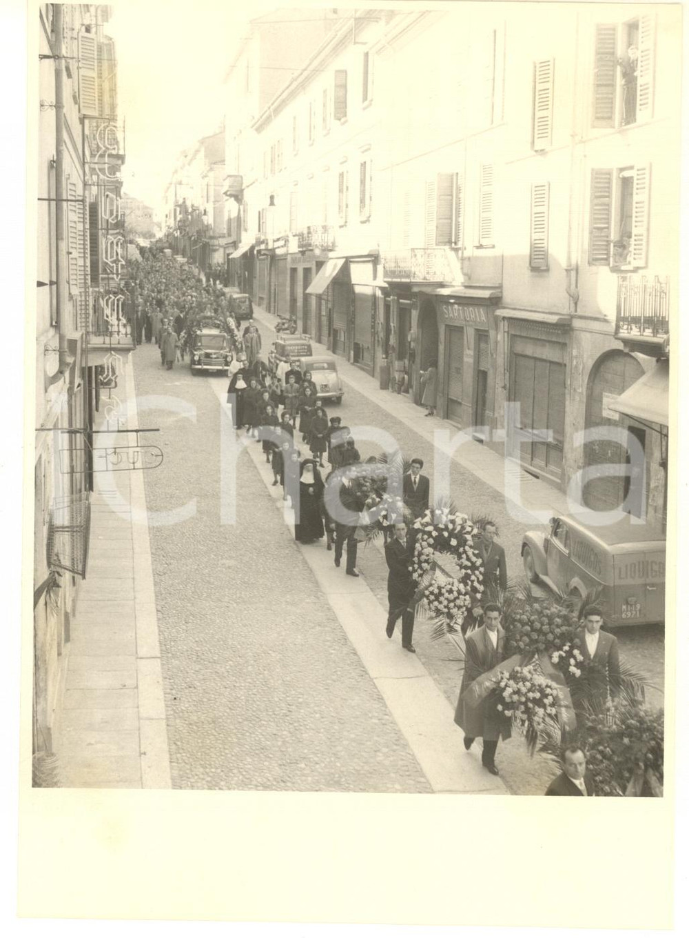 Fotografia d epoca originale 1950 ca STRADELLA PV Corso XXVI Aprile  Corteo funebre 2 Foto 12x17 cm 1