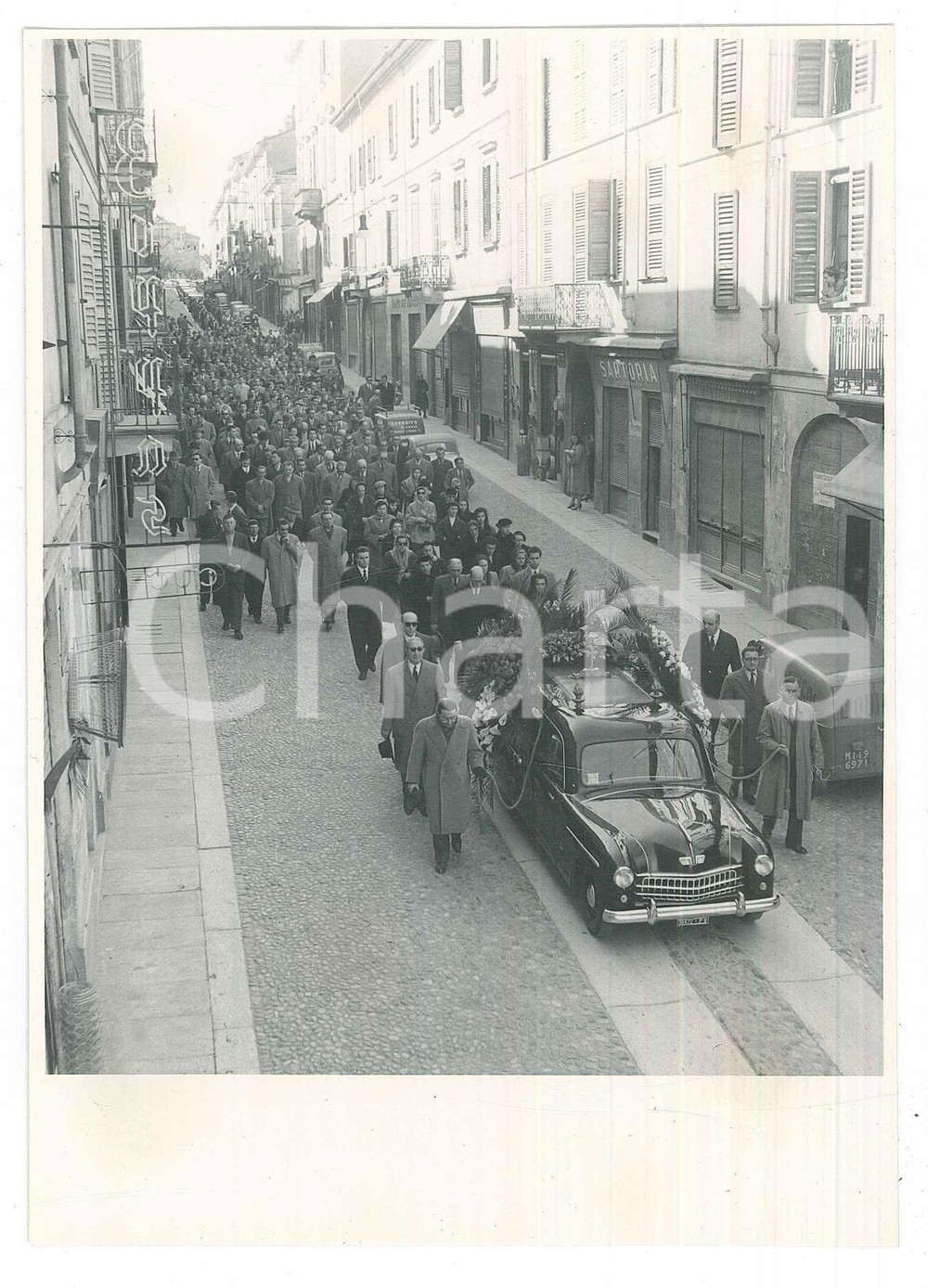 Fotografia d epoca originale 1950 ca STRADELLA PV Corso XXVI Aprile  Corteo funebre 3 Foto 12x17 cm 1