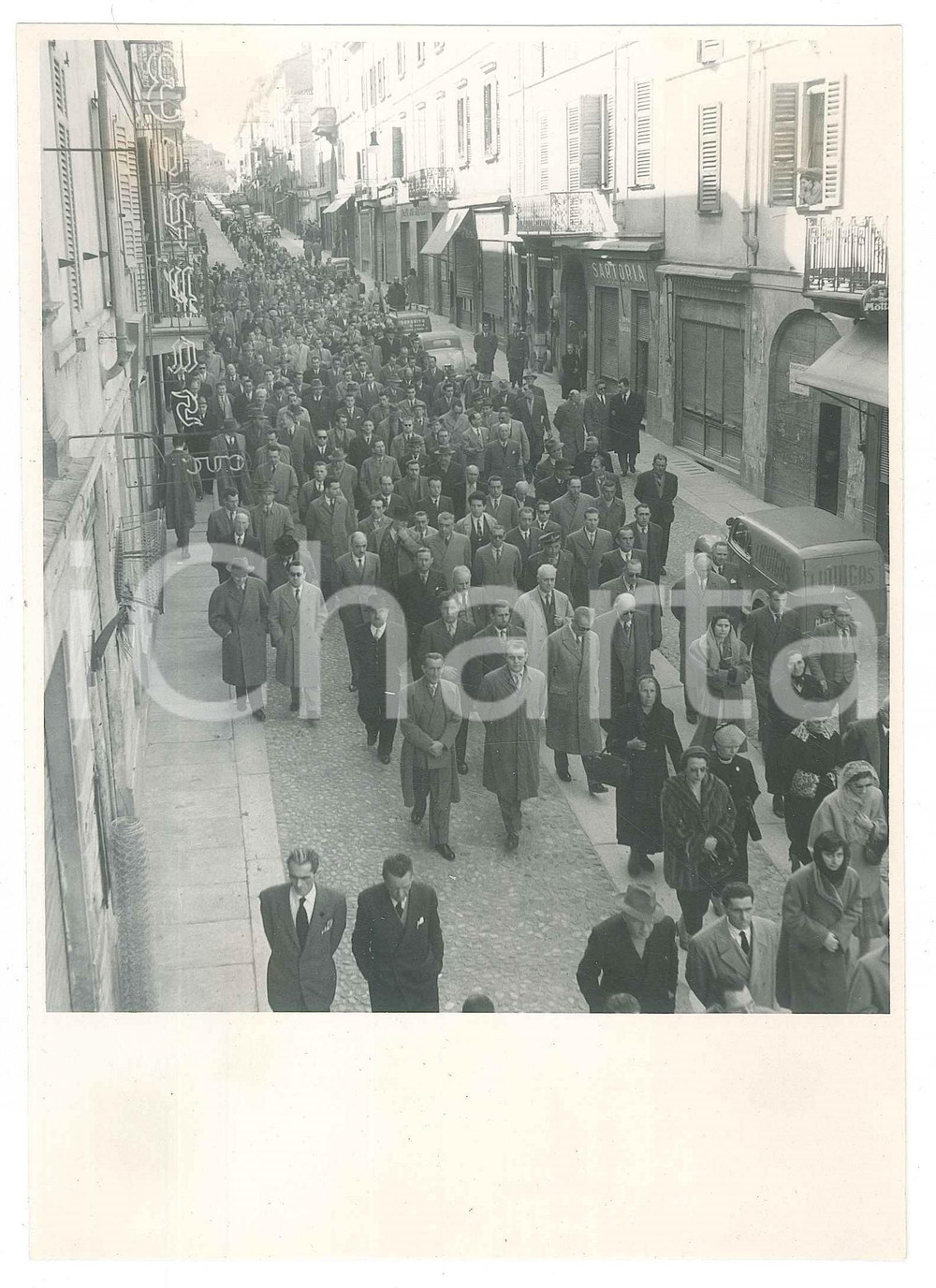 Fotografia d epoca originale 1950 ca STRADELLA PV Corso XXVI Aprile  Corteo funebre 4 Foto 12x17 cm 1