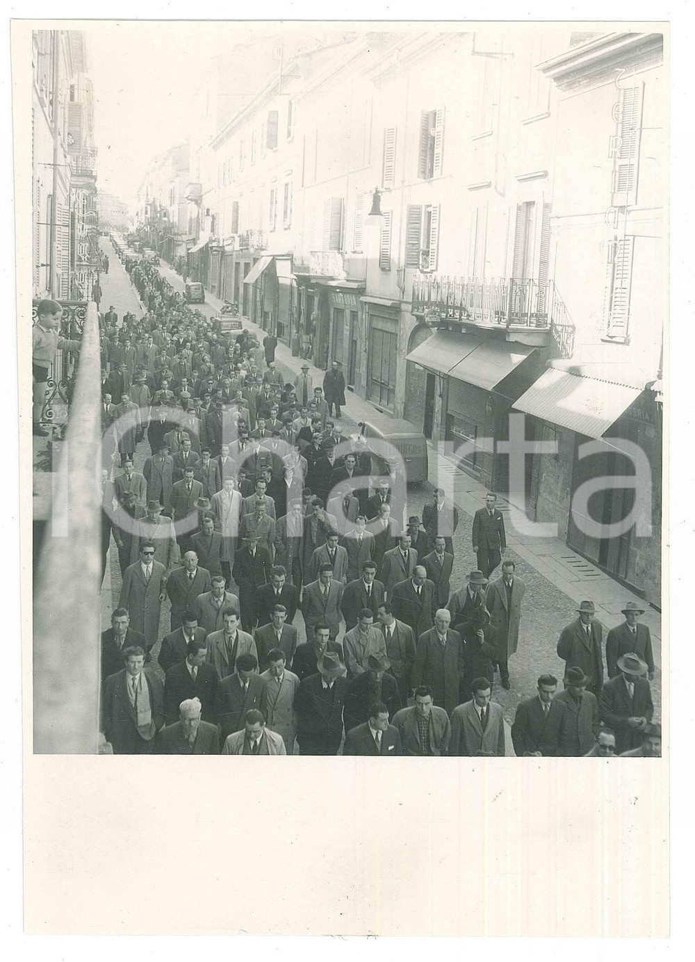 Fotografia d epoca originale 1950 ca STRADELLA PV Corso XXVI Aprile  Corteo funebre 5 Foto 12x17 cm 1