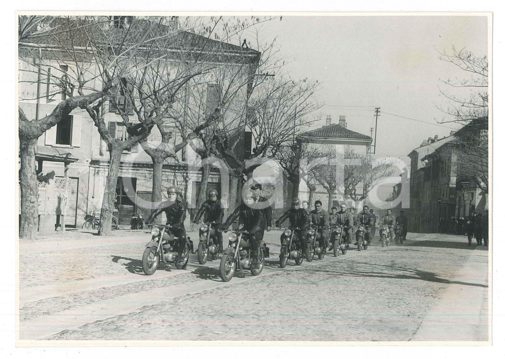 Fotografia d epoca originale 1950 ca STRADELLA Piazza Vittorio Veneto  Corteo funebre  Motociclisti Foto 1