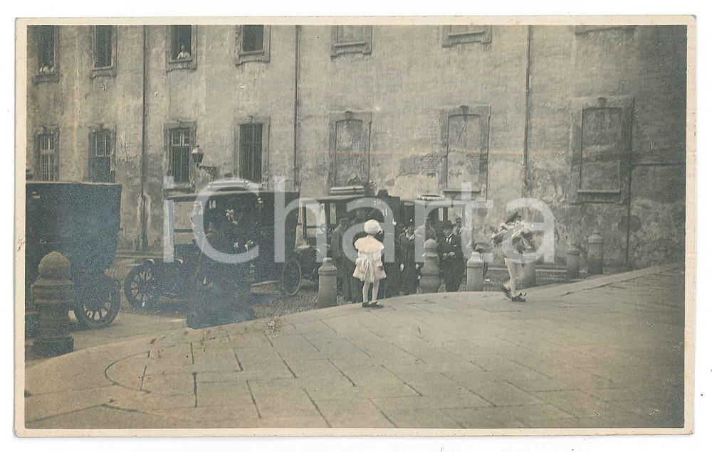 Fotografia d epoca originale 1920 ca COSTUME ITALIA Automobili sul sagrato di una chiesa Foto ANIMATA 14x9 1