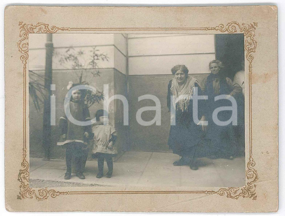 Fotografia d epoca originale 1910 ca COSTUME ITALIA Donne e bambine in cortile  Foto anonima CURIOSA 13x10 1