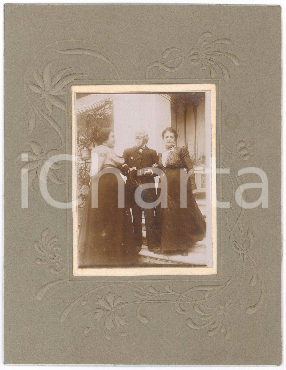 Fotografia d epoca originale 1910 ca COSTUME ITALIA Famiglia sulla scalinata di una villa Foto anonima 18x23 1