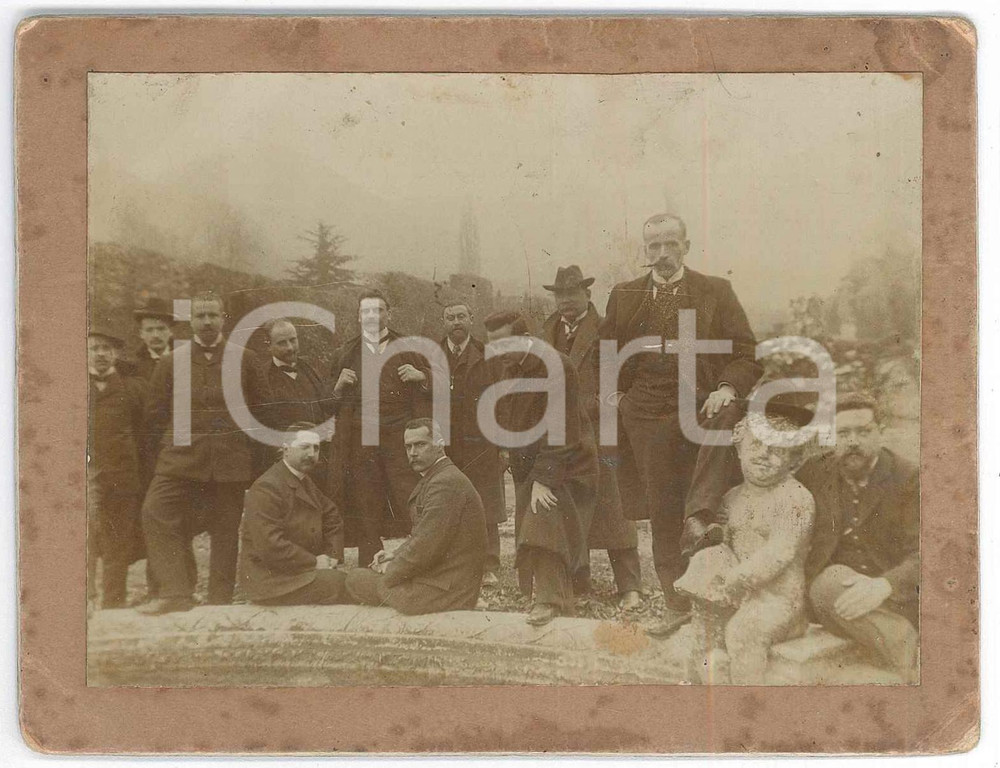 Fotografia d epoca originale 1905 COSTUME ITALIA Uomini presso una fontana  Foto anonima CURIOSA 10x13 cm 1