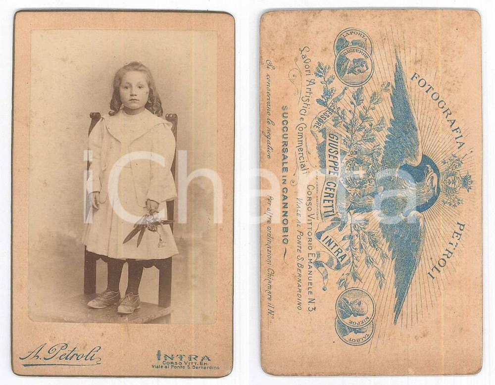 Fotografia d epoca originale 1900 ca VERBANIA INTRA Bambina su una sedia  Ritratto Foto Antonio PETROLI CDV 1