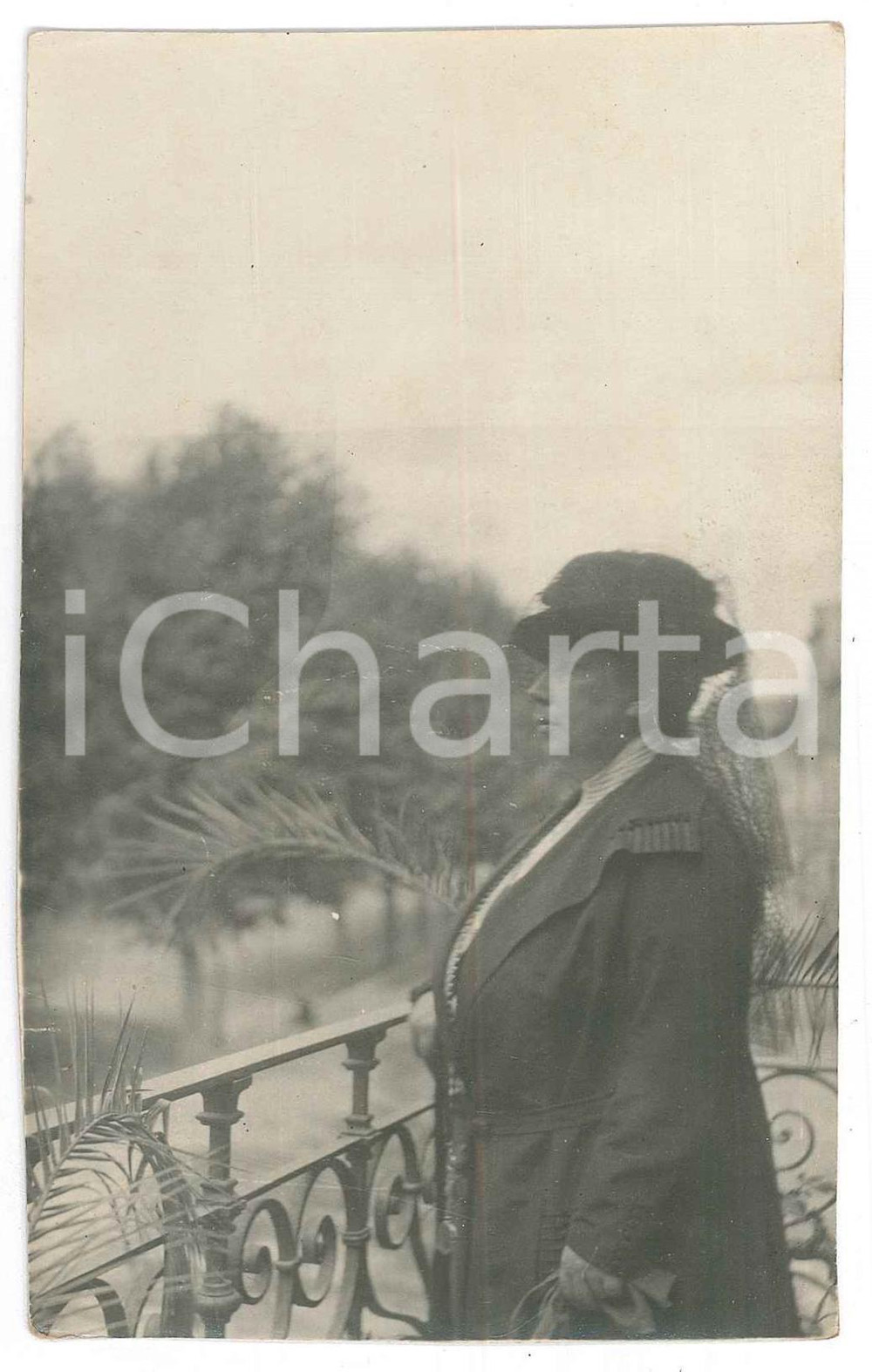 Fotografia d epoca originale Agosto 1919 NORD ITALIA Donna in balcone  Ritratto  Fotografia 8x13 cm 1
