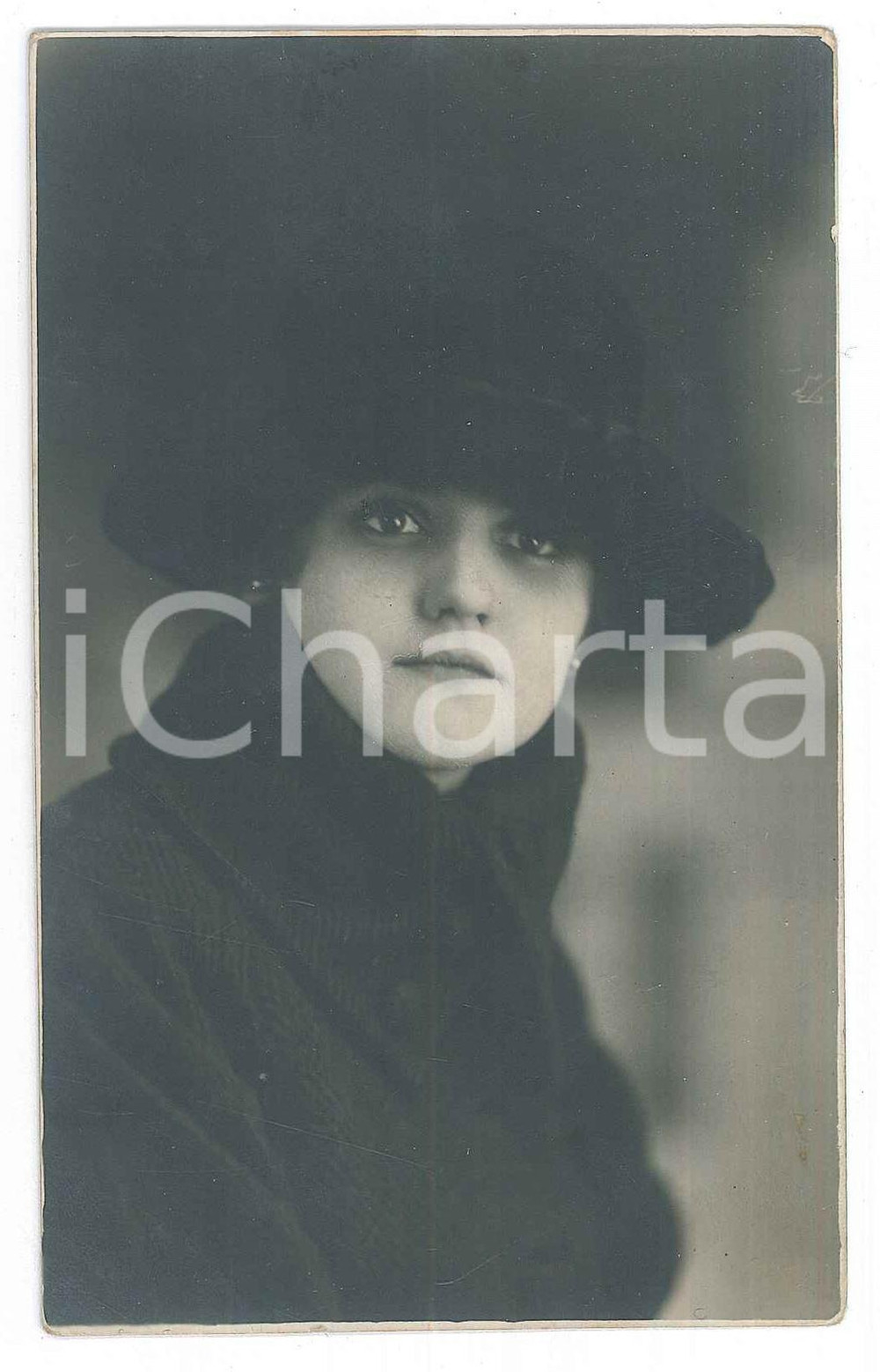 Fotografia d epoca originale 1920 ca MODA ITALIA Donna con cappello e cappotto in pelliccia Fotocartolina 1