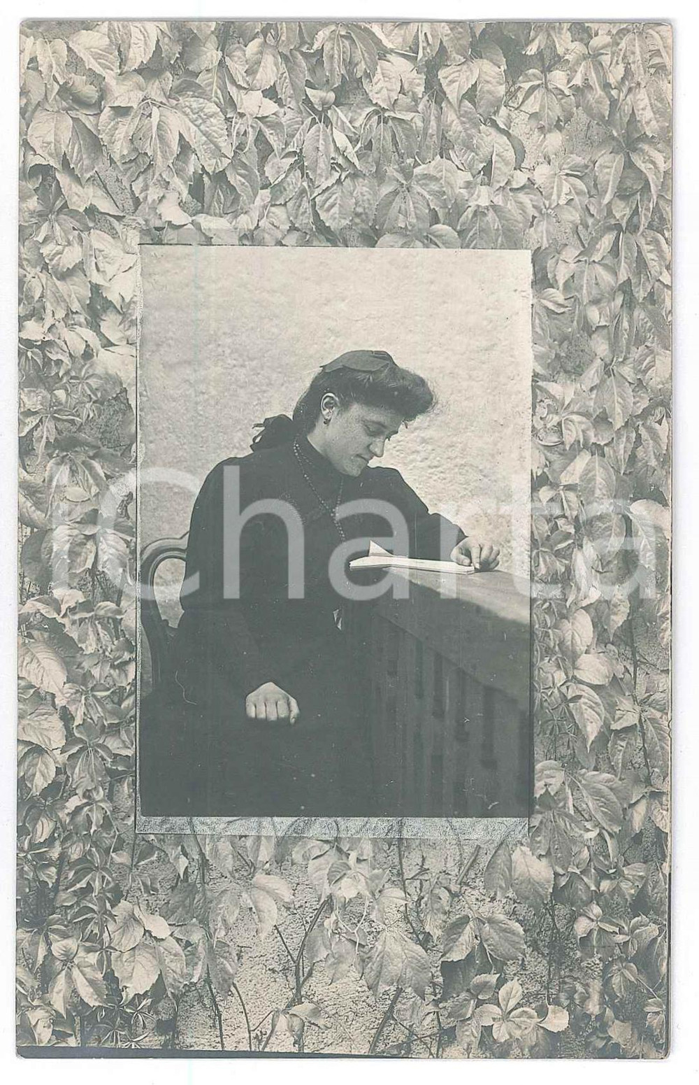 1910 ca COSTUME ITALIA Donna in lettura *Fotografia anonima 9x14 cm