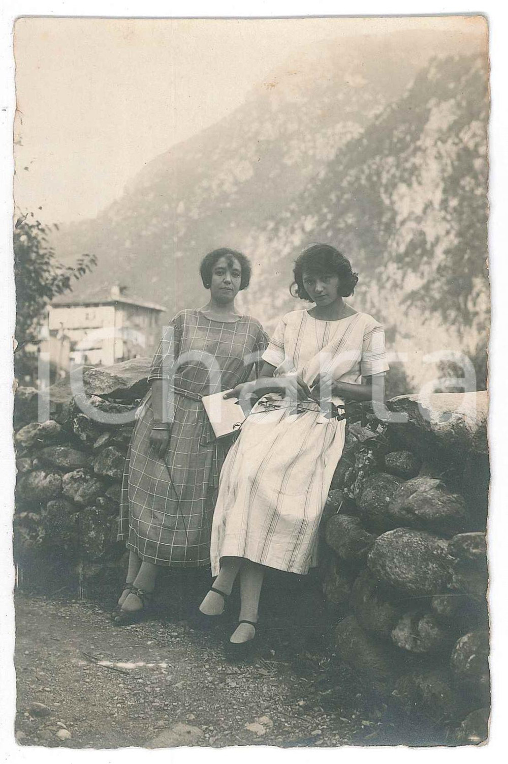 Fotografia d epoca originale 1923 ITALIA Anna BONECCHI in montagna con un amica  Ritratto Foto 9x14 cm 1