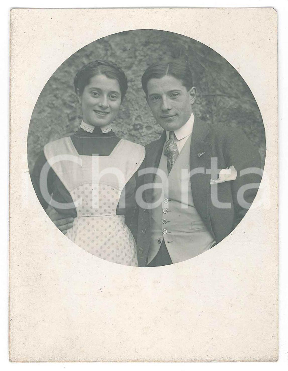 Fotografia d epoca originale 1920 ca ITALIA Giovane uomo con cameriera   Foto anonima 9x12 cm 1