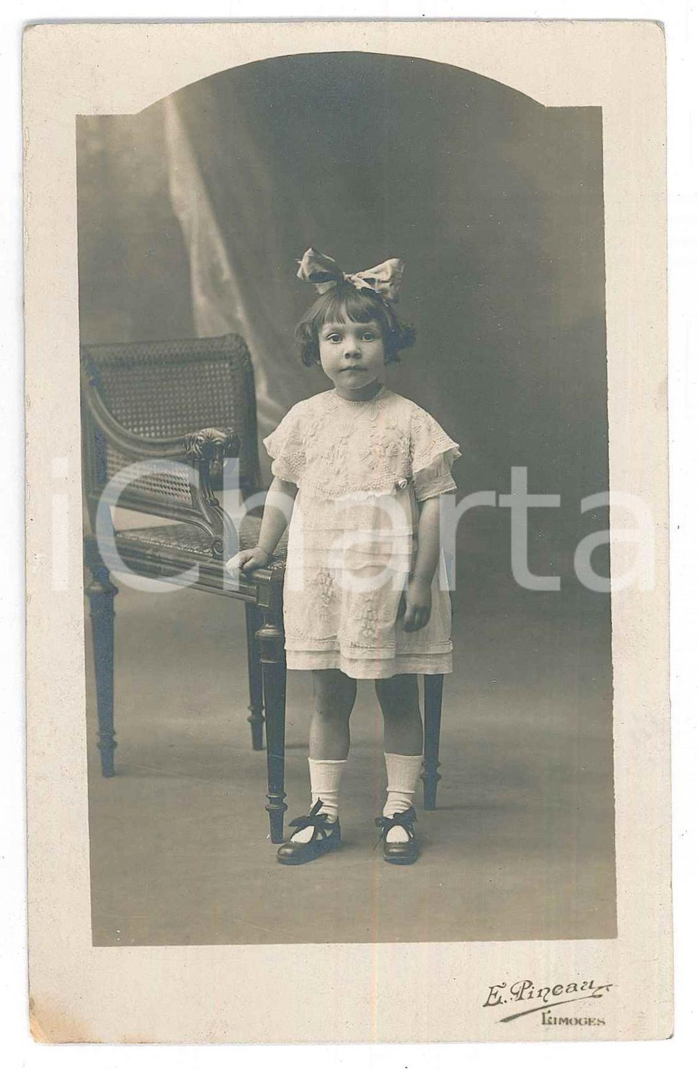 Fotografia d epoca originale 1920 ca LIMOGES FRANCE Bambina con una sedia Foto E. PINEAU 9x14 cm 1