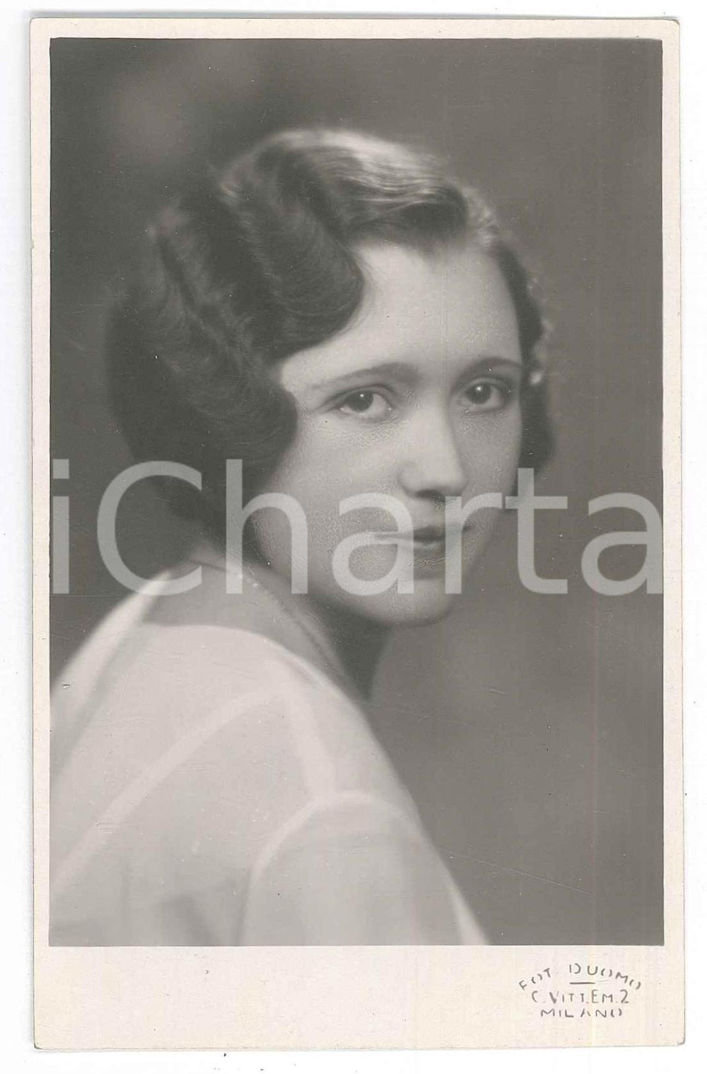 Fotografia d epoca originale 1930 ca MILANO Ritratto di giovane donna  Profilo Foto DUOMO 1