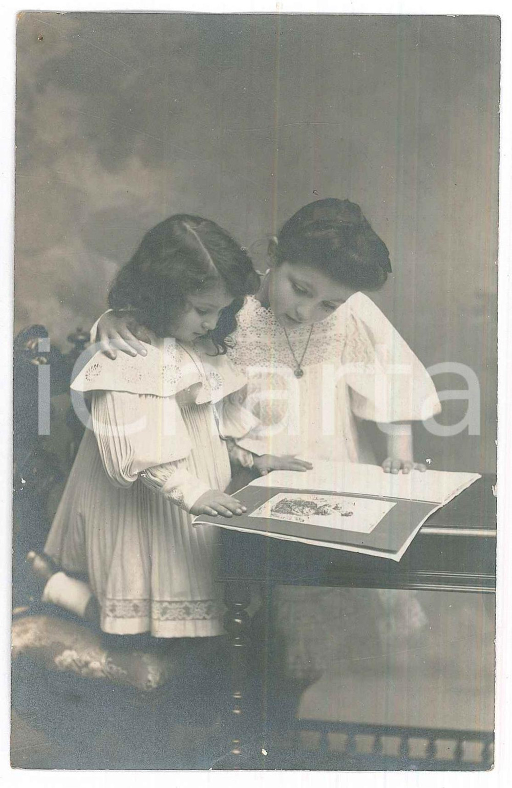 Fotografia d epoca originale 1920 ca ITALIA Sorelle bambine con un album  Ritratto Foto 9x14 cm 1
