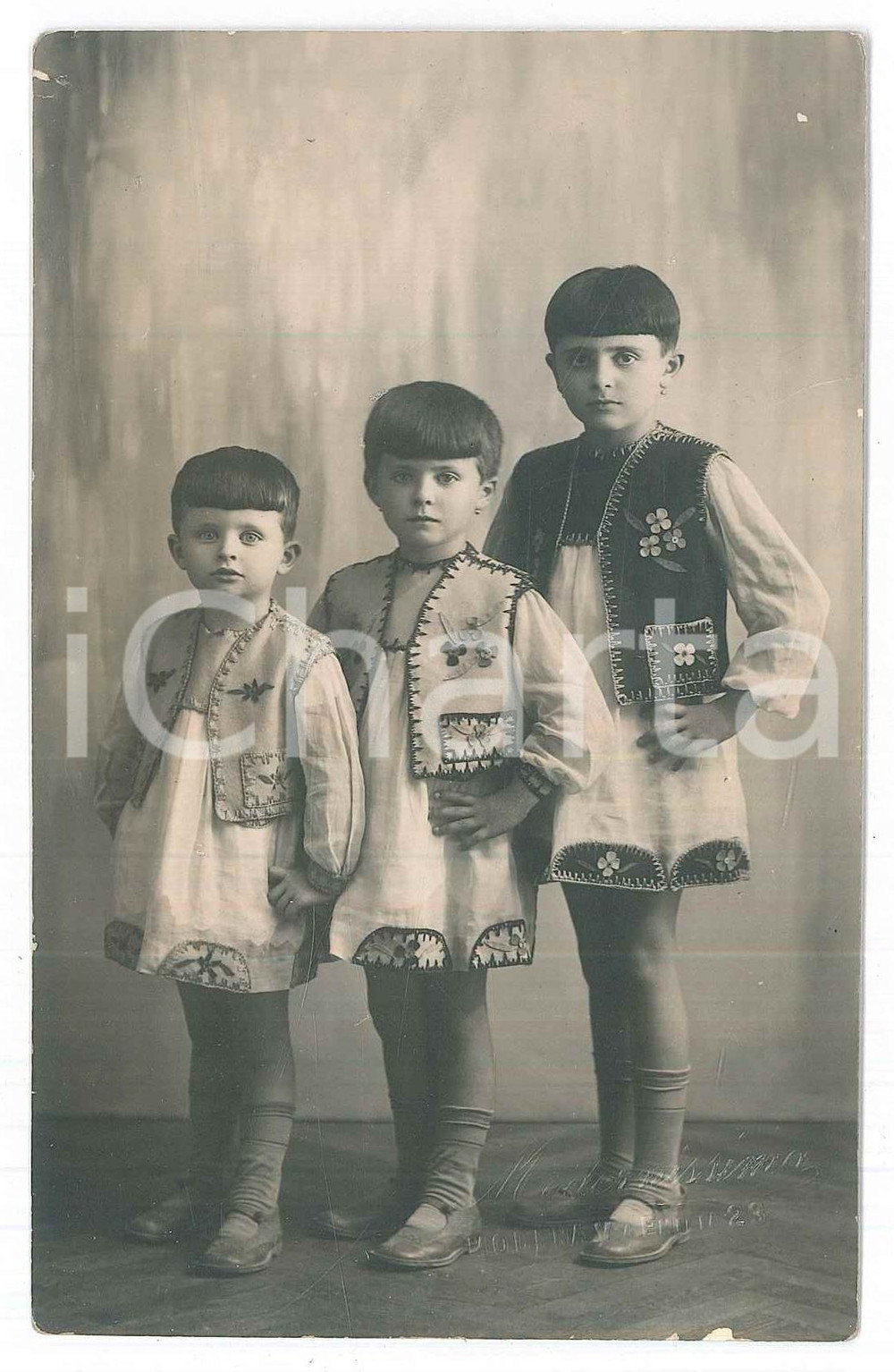 Fotografia d epoca originale 1940 ca MODENA Tre bambine in costume floreale  Foto MODERNISSIMA CDV 1