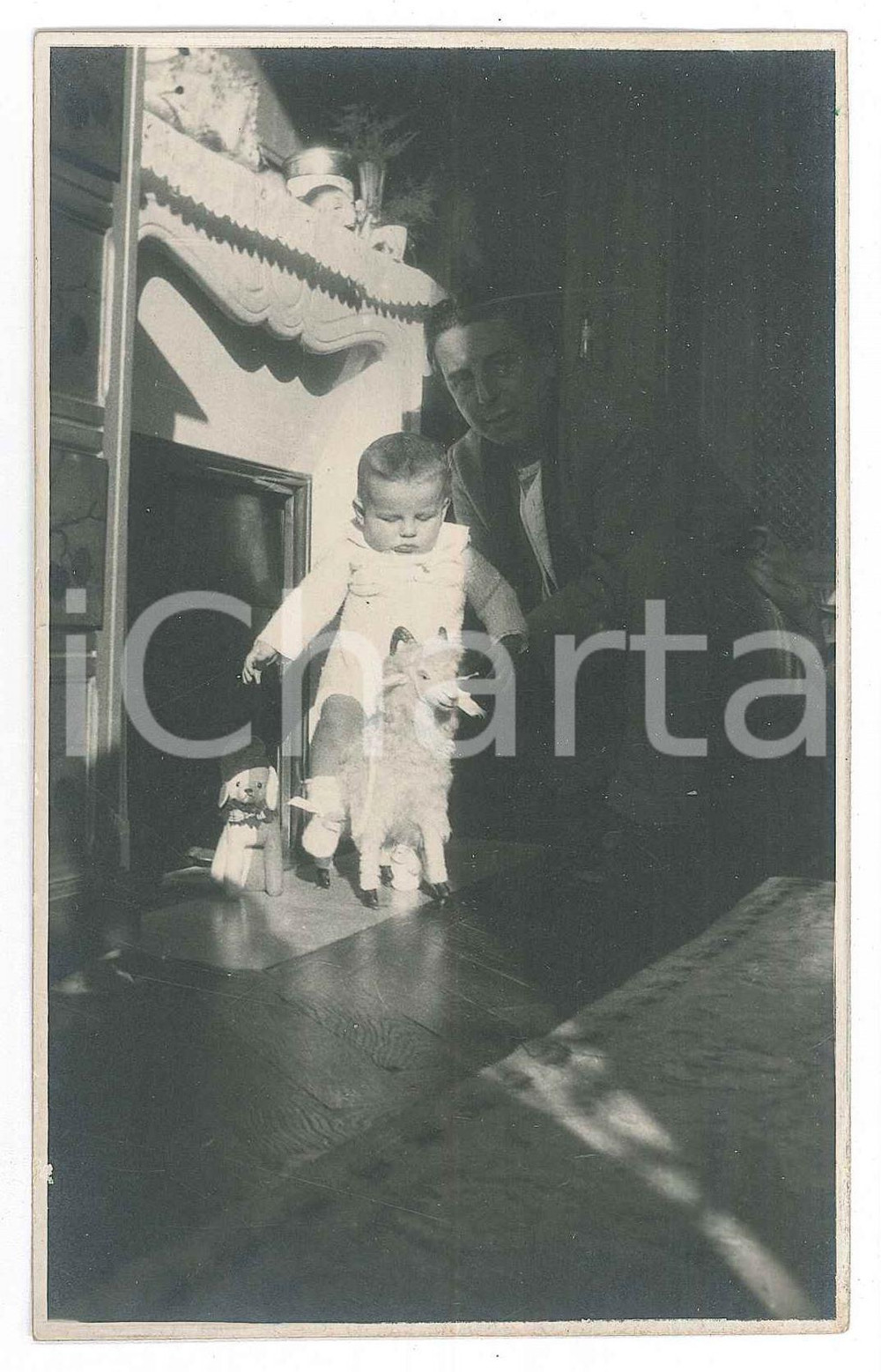 Fotografia d epoca originale 1925 ca COSTUME ITALIA Bambino con pecorella giocattolo Foto anonima 9x14 cm 1
