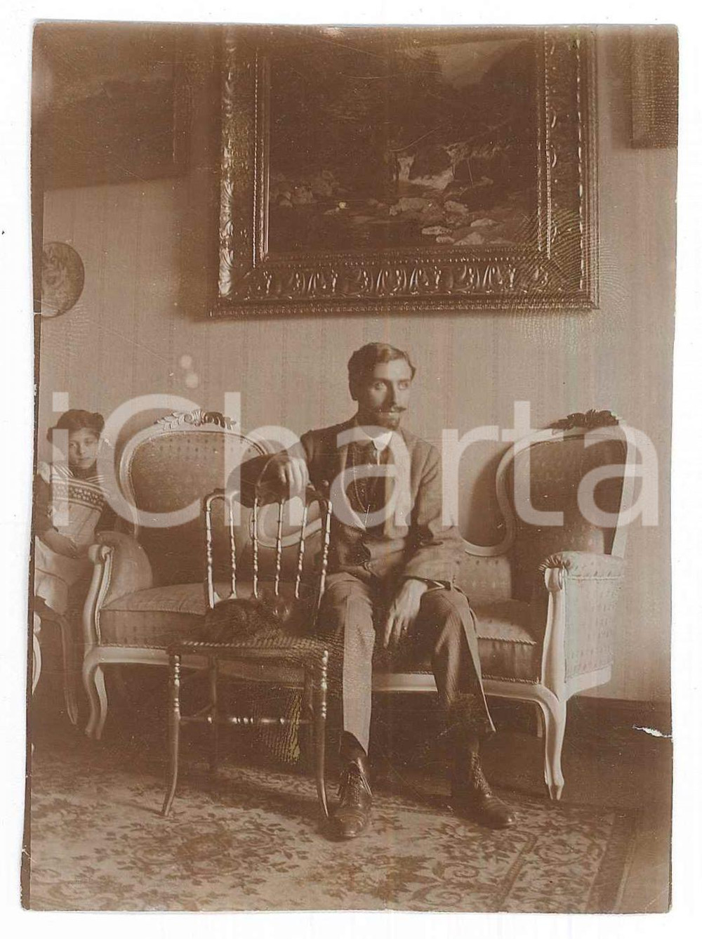 Fotografia d epoca originale 1908 BERLINO Giovane uomo in salotto Fotografia anonima 8x11 cm 1