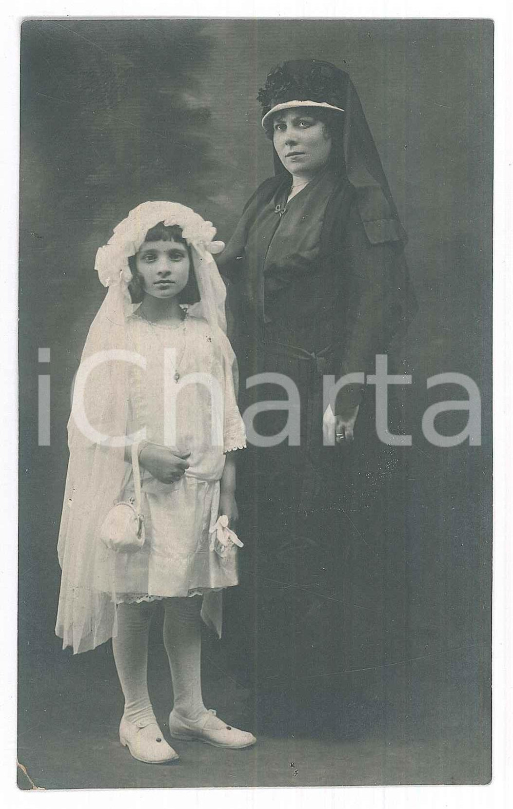 Fotografia d epoca originale 1915 ca NOVARA Vedova con la figlia alla Prima Comunione   Foto B. BRONZINI 1