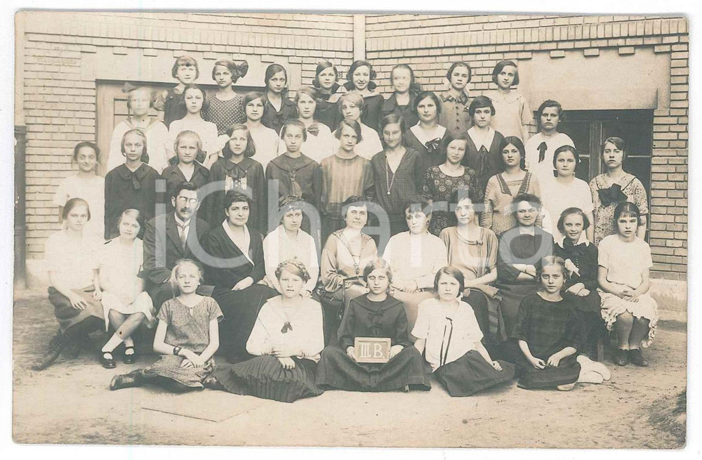 Fotografia d epoca originale 1920 ca COSTUME ITALIA Ritratto di una classe III femminile Foto cartolina 14x9 1