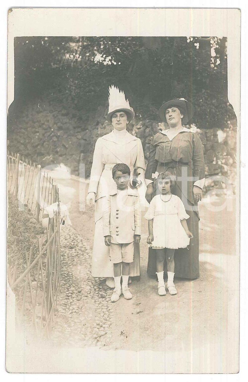 Fotografia d epoca originale 1915 ca ITALIA Donne con i figli lungo un sentiero Foto anonima 9x14 cm 1