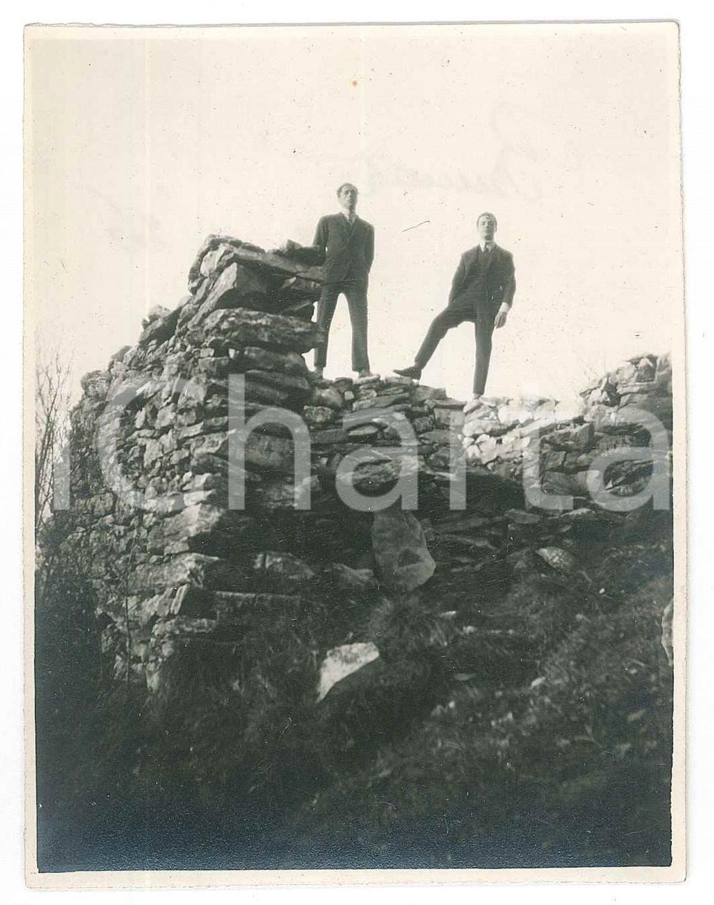 Fotografia d epoca originale 1926 BRUNATE CO Giovani escursionisti tra le rovine Foto anonima 8x11 cm 1