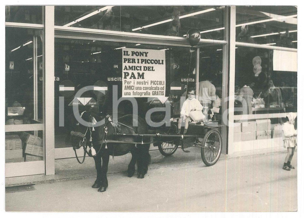 Fotografia d epoca originale 1950 ca MILANO ? Supermercati PAM  Bambina con il pony  Foto 15x10 cm 1